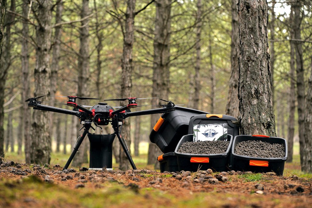 7 girişimci, 'Ecodrone' adında 10 dakikada 1.500 adet tohumu ormana bırakabilen drone geliştirdi, Orman Genel Müdürlüğü ile işbirliği içerisinde çalışan ekip, Kafkasör Ormanlarına toprak yüzeyde yetişebilen sedir ve kayın tohumu bıraktı.