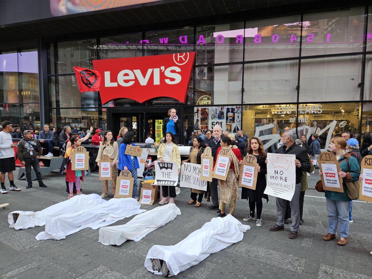 EricDirnbach's tweet photo. Protest in #NYC on the 10th anniversary of the Rana Plaza factory collapse in #Bangladesh, and @LEVIS still hasn't signed the International Accord that would improve factory safety. #SignTheAccord https://t.co/WSzyUG5VCm