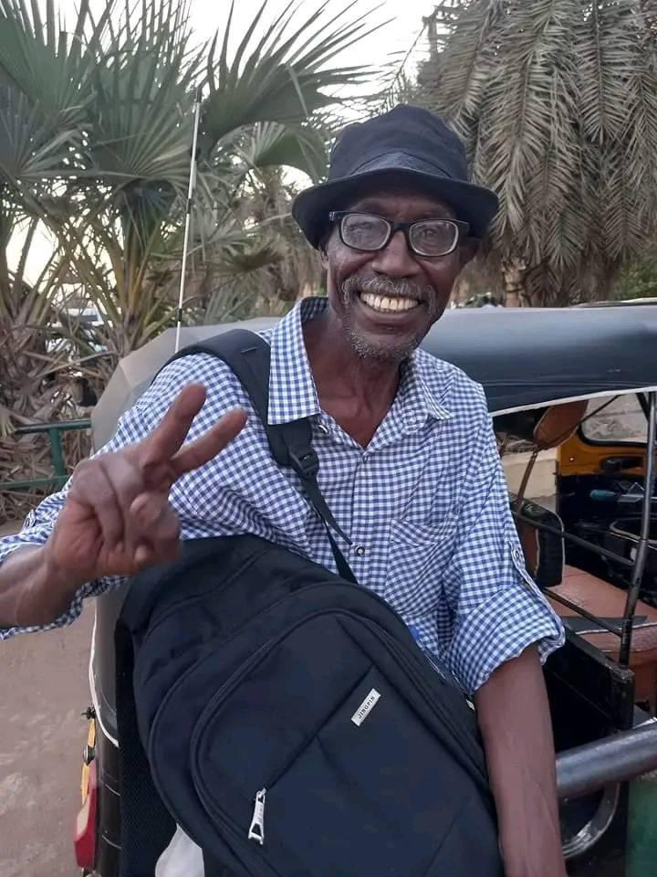 الأستاذ أحمد أبو حازم مفقود منذ يومين، اخر اتصال به مع اصدقاء كان يتواجد بالقرب من القصر والقيادة العامة أثناء الاشباكات.

#بلغ_مفقود
#السودان