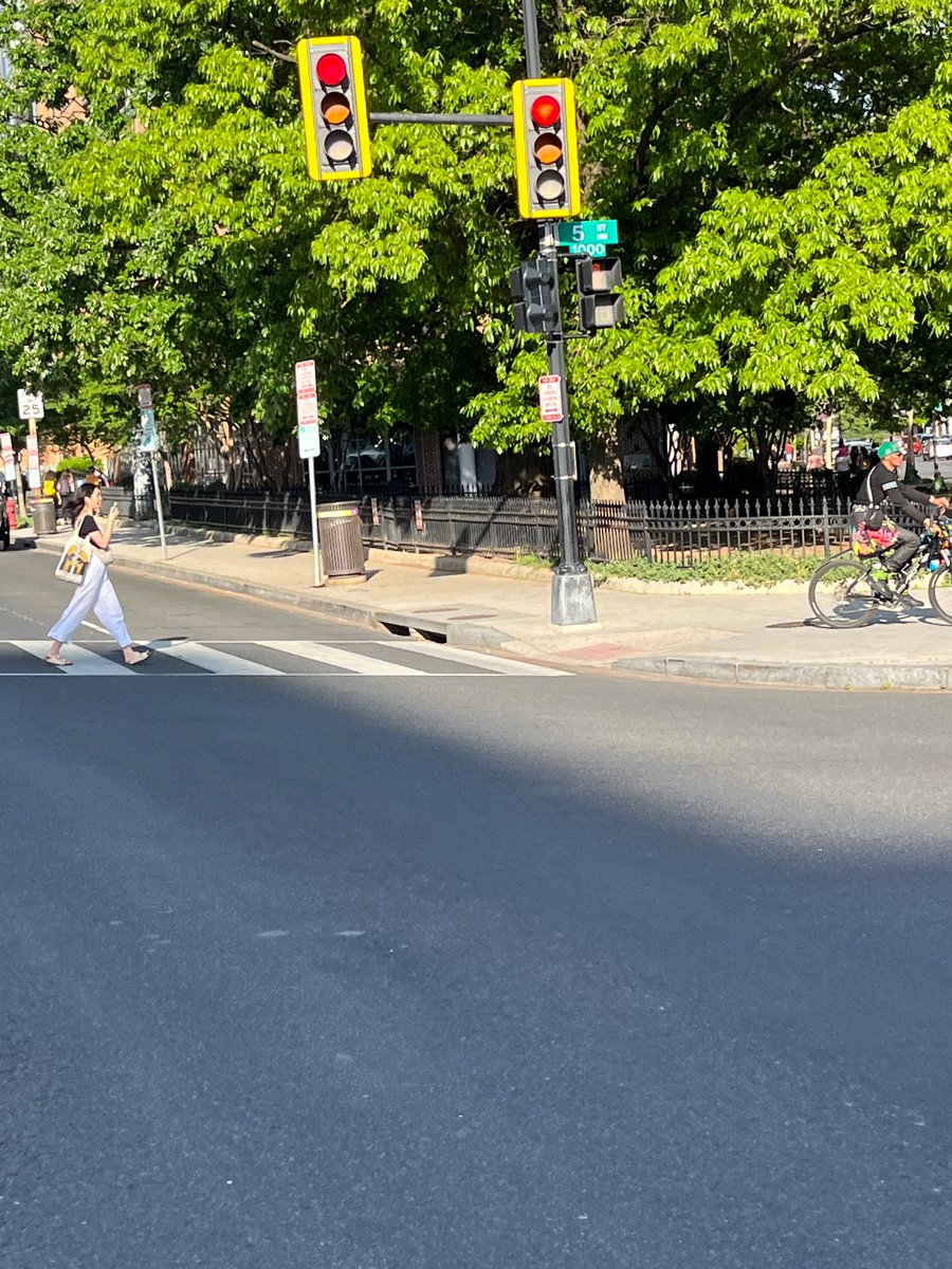alisonwelcher's tweet photo. @311DCgov the pedestrian crossing signal at 5th and New York Ave is turned the wrong way and not visible to southbound pedestrians https://t.co/0mdqFcke82