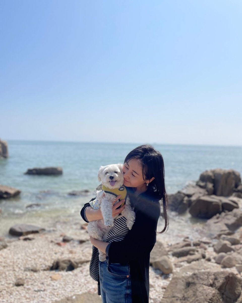 Chaesistersbr's tweet photo. 🐶 | 200423 Chaeri e Chaeso via Instagram [1/3] 

🏖 Primeira vez da Chaeri e da Chaeso na praia 🐠☀️🌊

🖇️: https://t.co/TuWE4viATK

#CHAERI #CHAESO #LeeChaeyeon #Chaeryeong https://t.co/kzZuFCmQ32
