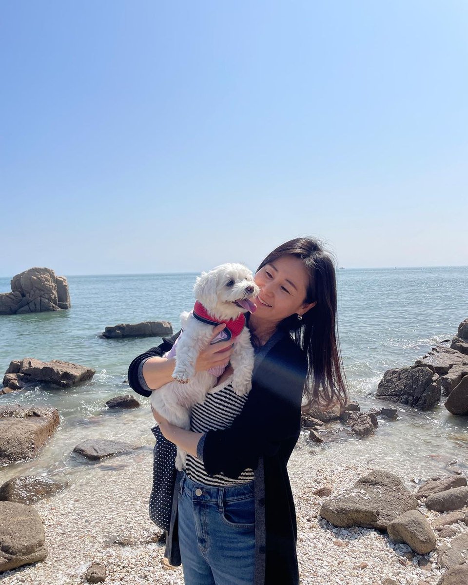 Chaesistersbr's tweet photo. 🐶 | 200423 Chaeri e Chaeso via Instagram [1/3] 

🏖 Primeira vez da Chaeri e da Chaeso na praia 🐠☀️🌊

🖇️: https://t.co/TuWE4viATK

#CHAERI #CHAESO #LeeChaeyeon #Chaeryeong https://t.co/kzZuFCmQ32