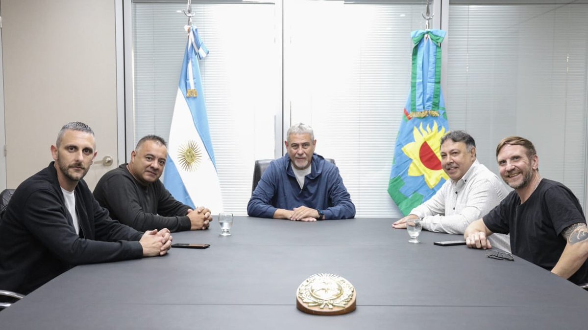 jorgeferraresi's tweet photo. Siempre junto a los clubes de Avellaneda

Junto a Ariel Lerici recibimos a integrantes de la Unión Nacional de Clubes de Barrio. El trabajo realizado y todos los proyectos en común que estamos impulsando nos llevan a ratificar el camino: para los pibes y las pibas lo mejor. https://t.co/KmKH8lX6YN
