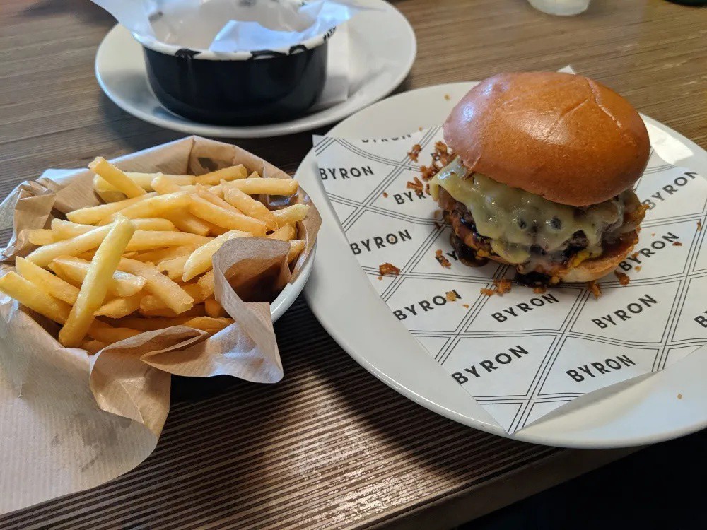 WhatTheDadSaid's tweet image. The restaurant had a good feel to it, looks smart with its design, bar on the side as well as an open kitchen located at the back.

Read more 👉 lttr.ai/AA1iS

#AmericanStyleRestaurant #AmericanStyleHamburgers #ByronBurger #Burger #FamilyFood #Food
