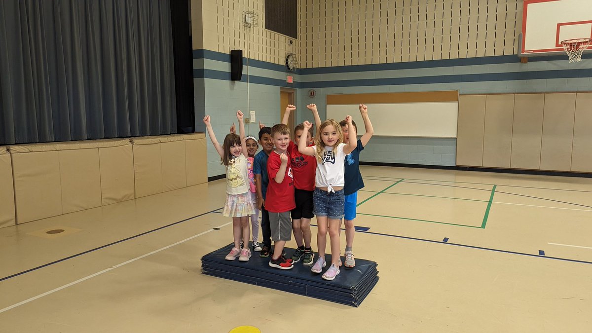Kindergarten students from @MrsAKeller's class practiced their communication and cooperative skills in an awesome activity called Cross the River! Students had to figure out how to use the equipment to get their entire team across the river without falling in. #PhysEd #fvfoxes