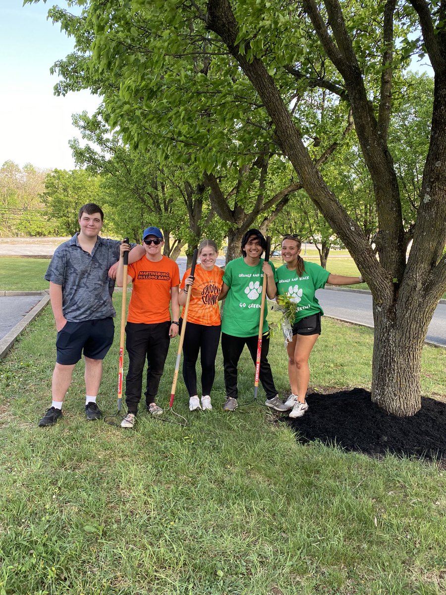 rhonda_foreman's tweet photo. @MHS_Bulldog_SCA spent Friday afternoon beautifying the school #EarthDay #BulldogPride @MHSTrentSherman @shelbywglover @MHSDogPound https://t.co/roWLAKc2ZS