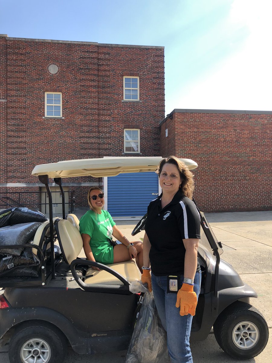 rhonda_foreman's tweet photo. @MHS_Bulldog_SCA spent Friday afternoon beautifying the school #EarthDay #BulldogPride @MHSTrentSherman @shelbywglover @MHSDogPound https://t.co/roWLAKc2ZS