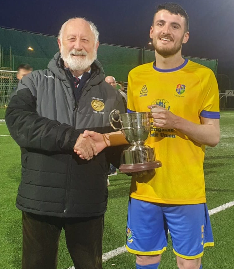 MunsterSenLgue's tweet photo. Congratulations Carrigaline Utd
Winners of the Beamish Stout Munster Senior League Junior 1st Division League:
Calem O'Connell receives the Beamish Stout Junior 1st Division league trophy From MSL Hon. Secretary Sean O'Sullivan https://t.co/MXEzwDycvf