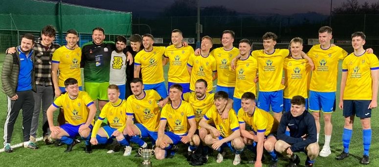 MunsterSenLgue's tweet photo. Congratulations Carrigaline Utd
Winners of the Beamish Stout Munster Senior League Junior 1st Division League:
Calem O'Connell receives the Beamish Stout Junior 1st Division league trophy From MSL Hon. Secretary Sean O'Sullivan https://t.co/MXEzwDycvf