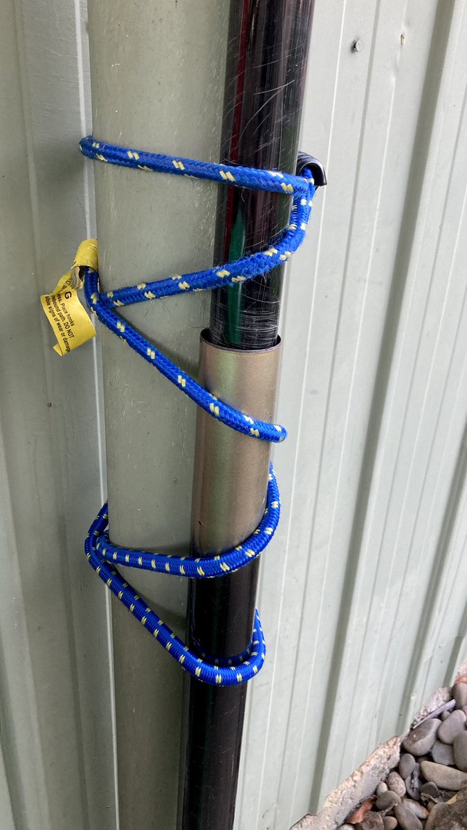 Vkthreepi's tweet image. Sometimes the #simplest &amp;amp; most cost effective solution turns out to be the best. My method of holding up the 9m squid pole in the backyard supporting the #EFHW #HF antenna. #Occy straps (Octopus straps) were invented by Aussie surfers in the 1960’s  I am told. Thank you #dudes