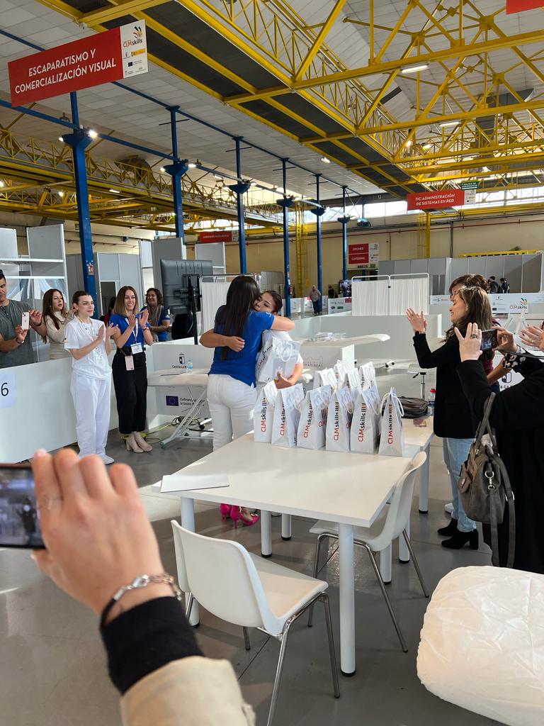 IESLuisDeLucena's tweet photo. ¡Enhorabuena a Lesly Sofía que ha ganado la medalla de bronce🥉 en #CLMSKILLS !
Gran trabajo en este campeonato en la modalidad de #Estética
#CLMSKILLS2023 #EducaJCCM #LaFPenelLucena
#imagenpersonal #esteticaybelleza @educajccm https://t.co/K5IE39Nqi5