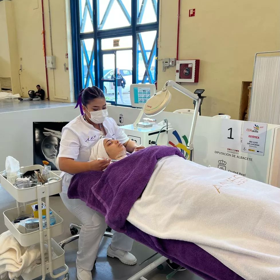IESLuisDeLucena's tweet photo. ¡Enhorabuena a Lesly Sofía que ha ganado la medalla de bronce🥉 en #CLMSKILLS !
Gran trabajo en este campeonato en la modalidad de #Estética
#CLMSKILLS2023 #EducaJCCM #LaFPenelLucena
#imagenpersonal #esteticaybelleza @educajccm https://t.co/K5IE39Nqi5