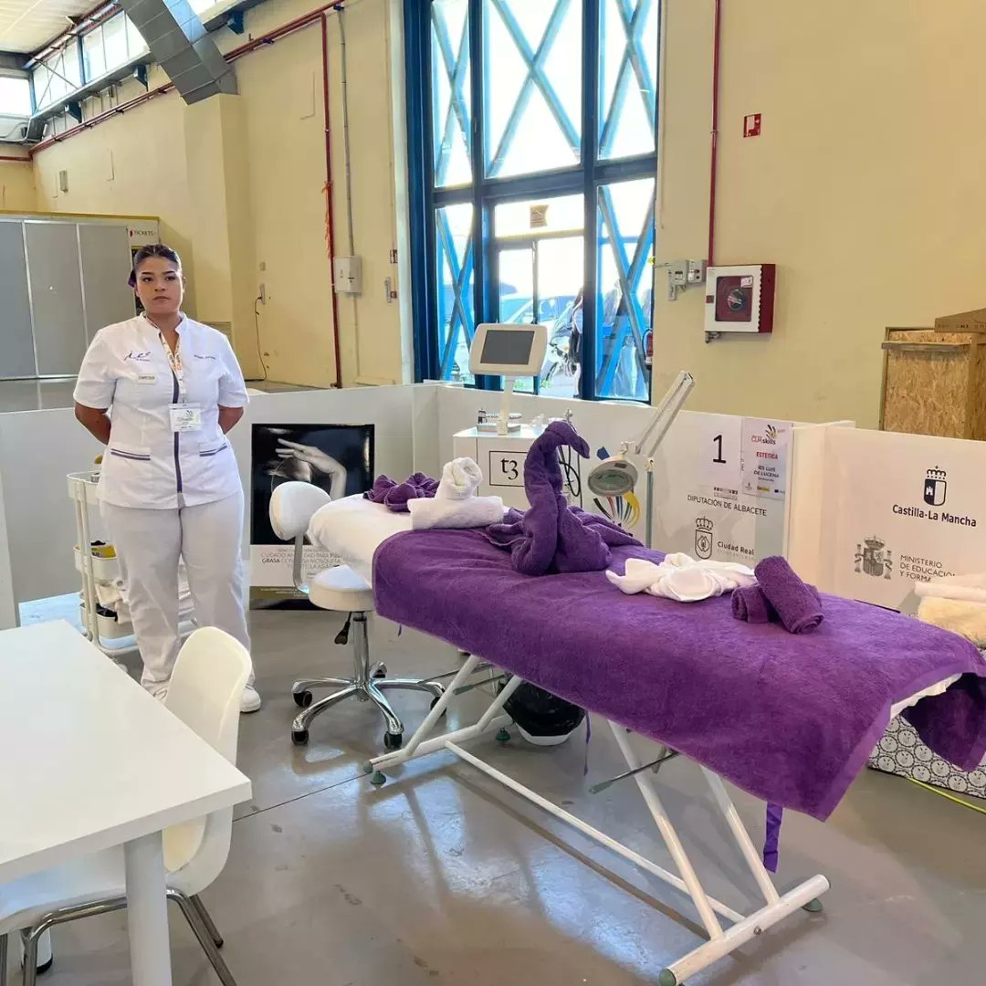 IESLuisDeLucena's tweet photo. ¡Enhorabuena a Lesly Sofía que ha ganado la medalla de bronce🥉 en #CLMSKILLS !
Gran trabajo en este campeonato en la modalidad de #Estética
#CLMSKILLS2023 #EducaJCCM #LaFPenelLucena
#imagenpersonal #esteticaybelleza @educajccm https://t.co/K5IE39Nqi5