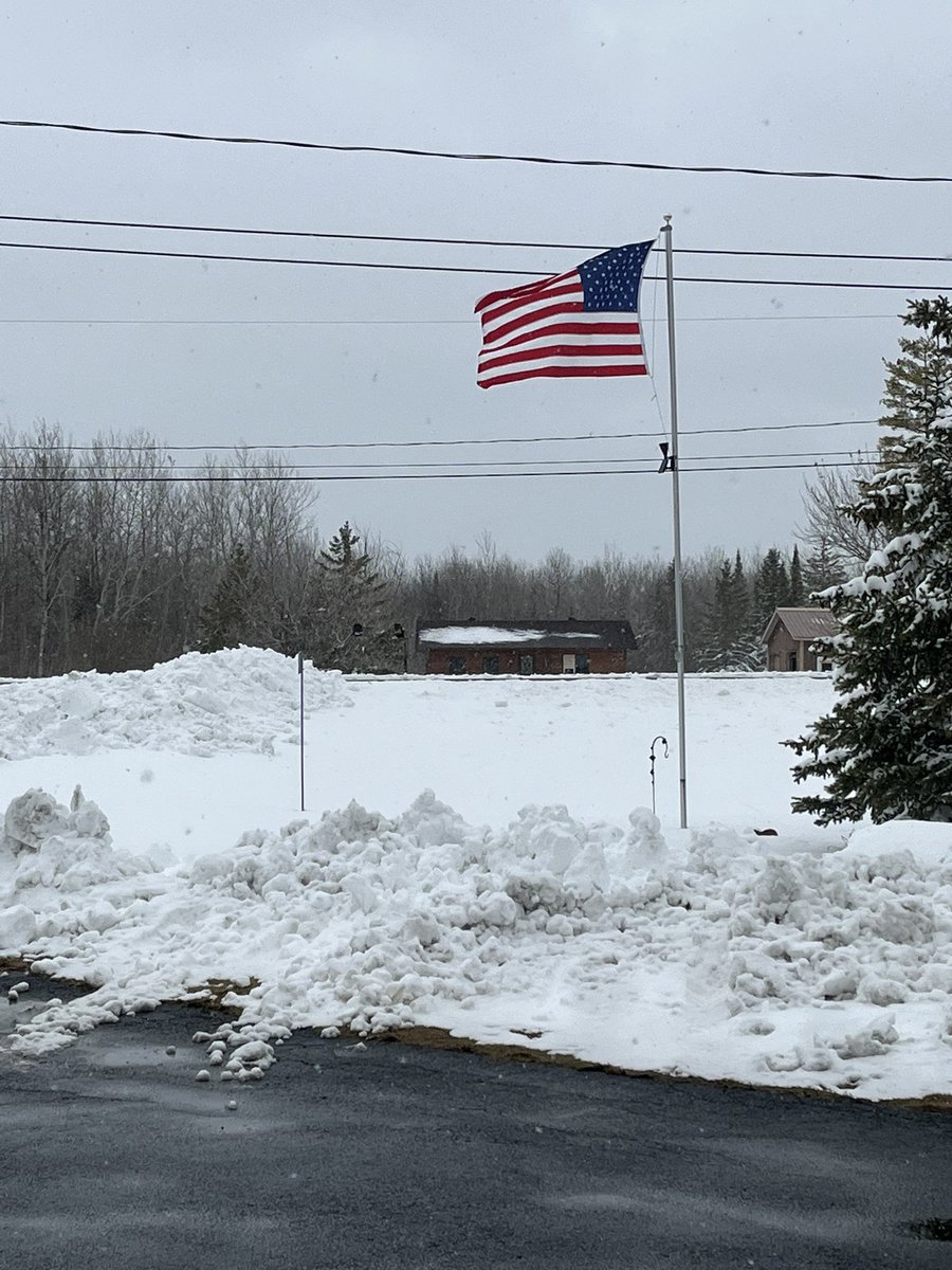 les_bragg's tweet photo. Woke up to about 8 inches of heavy snow! Gross! Sick of it! #wintersucks https://t.co/fqxc4CIGKI