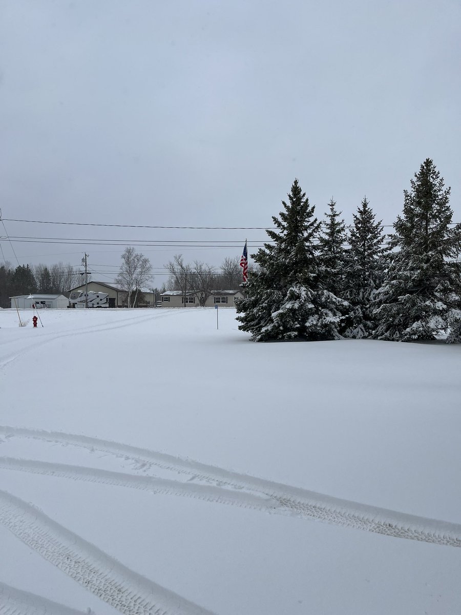 les_bragg's tweet photo. Woke up to about 8 inches of heavy snow! Gross! Sick of it! #wintersucks https://t.co/fqxc4CIGKI