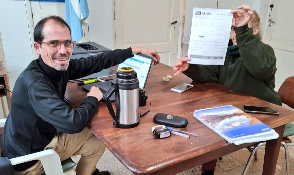 SantiCarnaghi's tweet photo. 🚛 ¡Seguimos llevando los organismos a los pueblos!
Estuvimos en la localidad de #Rawson con #ANSES, #PAMI, #IPS, y #DefensoríaPBA atendiendo consultas y realizando trámites.
💙 Felices de acercar a lxs vecinxs de las localidades el nuevo Plan de Pago de Deuda Previsional! https://t.co/fQ2iVtovZb