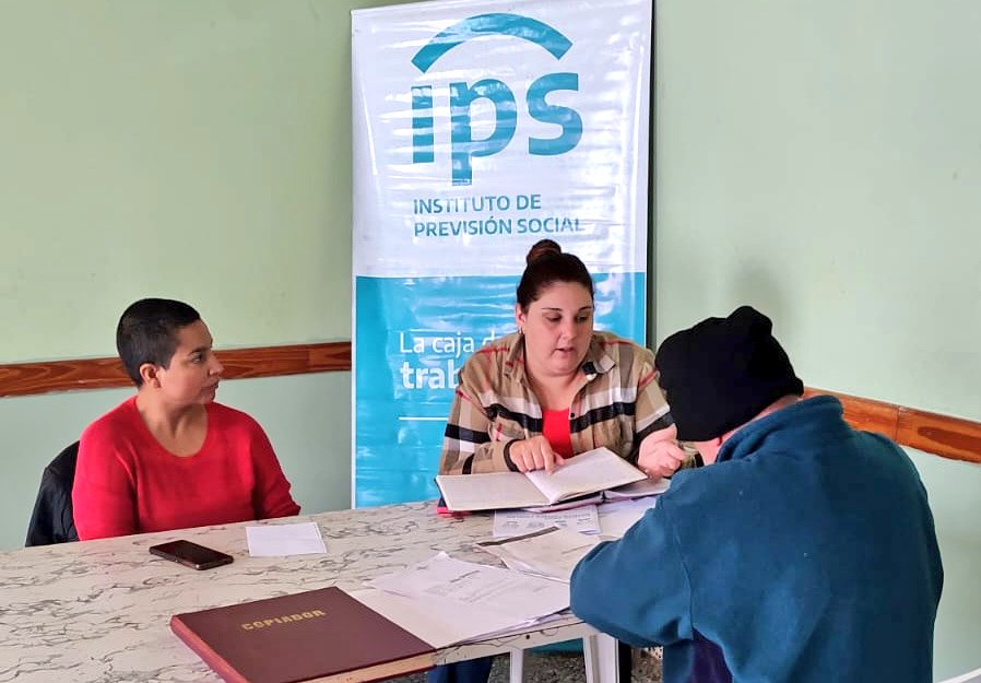 SantiCarnaghi's tweet photo. 🚛 ¡Seguimos llevando los organismos a los pueblos!
Estuvimos en la localidad de #Rawson con #ANSES, #PAMI, #IPS, y #DefensoríaPBA atendiendo consultas y realizando trámites.
💙 Felices de acercar a lxs vecinxs de las localidades el nuevo Plan de Pago de Deuda Previsional! https://t.co/fQ2iVtovZb