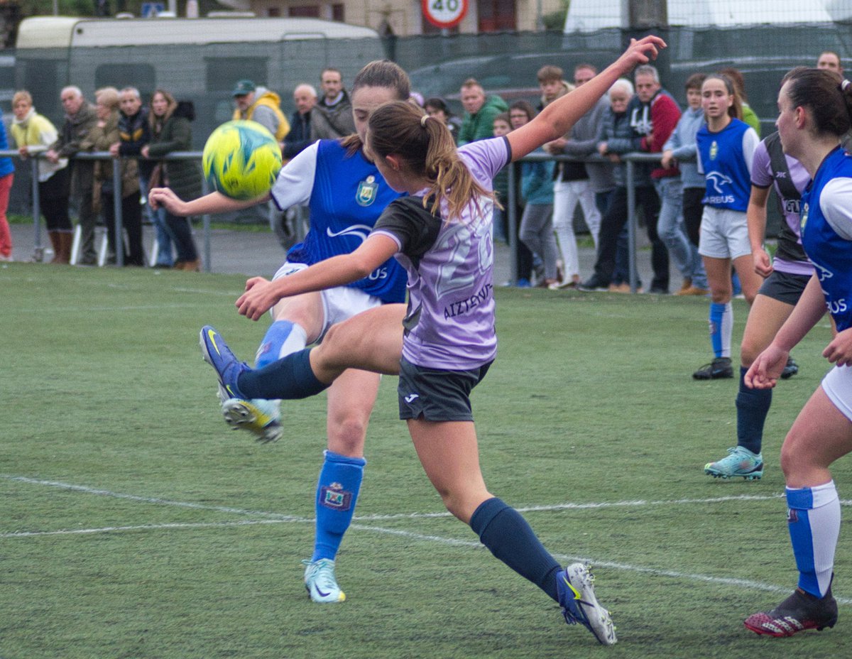 Nuevo club femenino este año , <a href="/aiztondoNKT/">AiztondoNKT</a> en su partido contra <a href="/OiartzunKE_/">Oiartzun KE</a> , ellas también lo dan todo. #FutbolFemenino