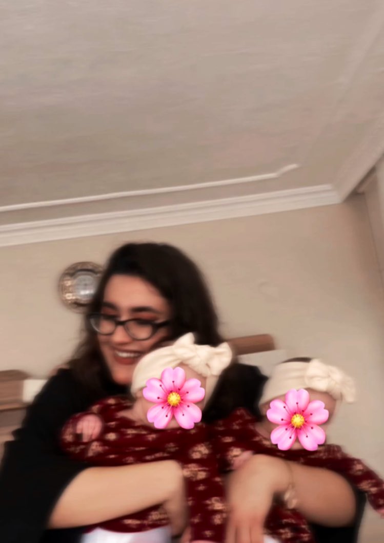 Mineecboglu's tweet photo. Bebelerimle iyi bayramlar dileriiiz🧡💖 https://t.co/jVi9bKXk4J