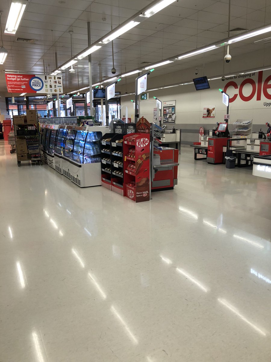 𝐋𝐚𝐫𝐚 tweet media