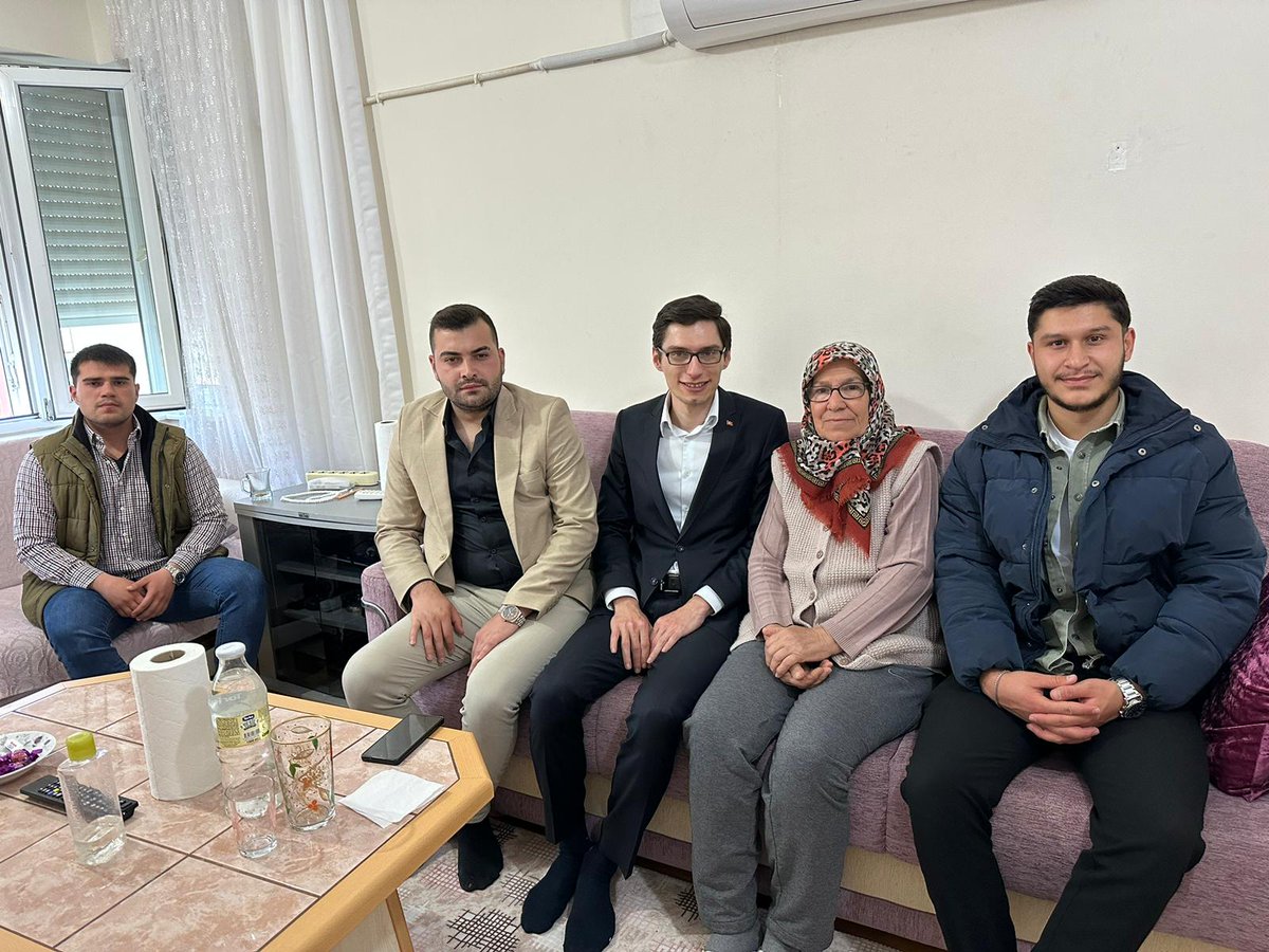 Toprağı nur şehidimiz Tahir Dere ağabeyimizin kıymetli ablası Şaziye Çetin annemizin bayramını kutlayıp üzerimizden eksik etmediği elini öptük, hayır dualarını aldık. Cenab-ı Allah varlığını, duasını üzerimizden eksik etmesin inşallah. 

#MHP #Antalya #RamazanBayramı