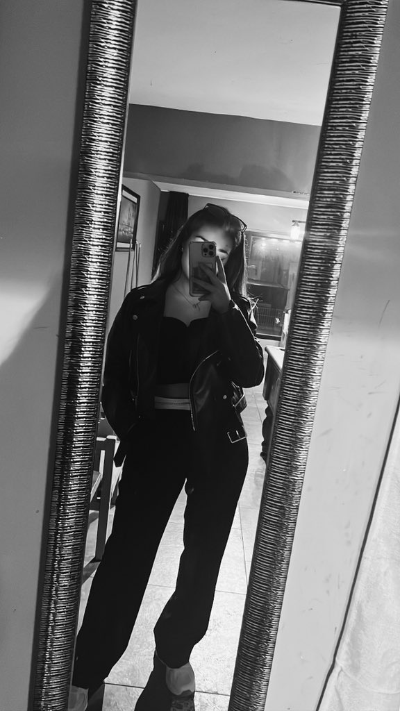 Selena__9's tweet photo. inan hiç sormadım kendime iyi miyim diye🥀 https://t.co/lgzxIPkbd6