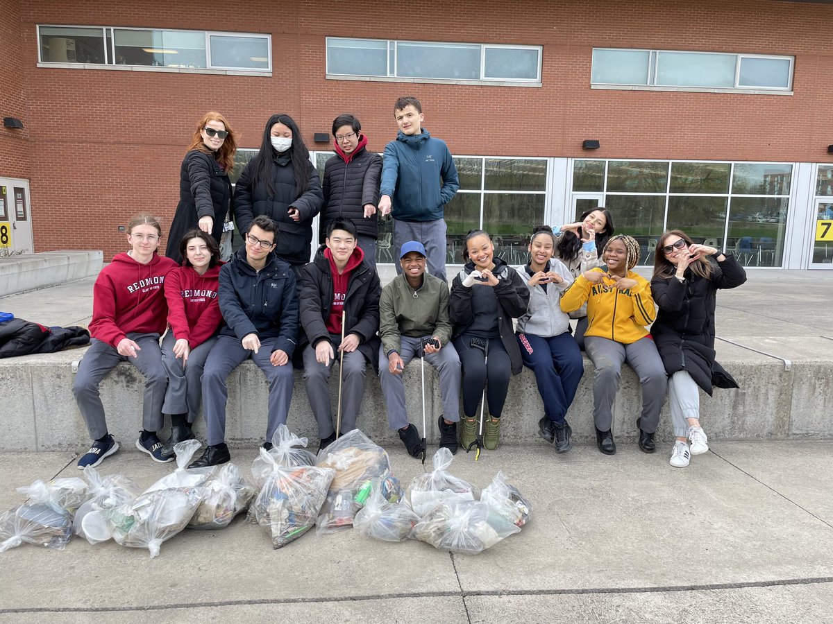 elia_mrs's tweet photo. It’s amazing what 20 minutes can do.  Thanks for joining us @CllrAmberMorley and crew. @TCDSB @FJRCSS #cleantoronto https://t.co/AbXvmLbQ94