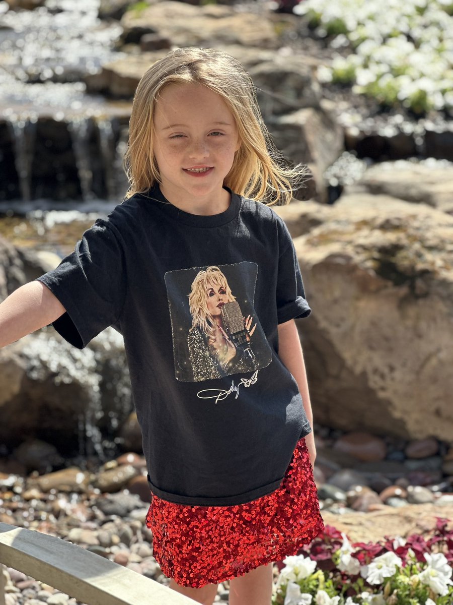 CalvitSquared's tweet photo. #EpilepsyAwareness 
@DollyParton 
We let her pick her outfit for her MRI appt, Dolly &amp; sequins! ❤️ https://t.co/Ggzaa90i9L