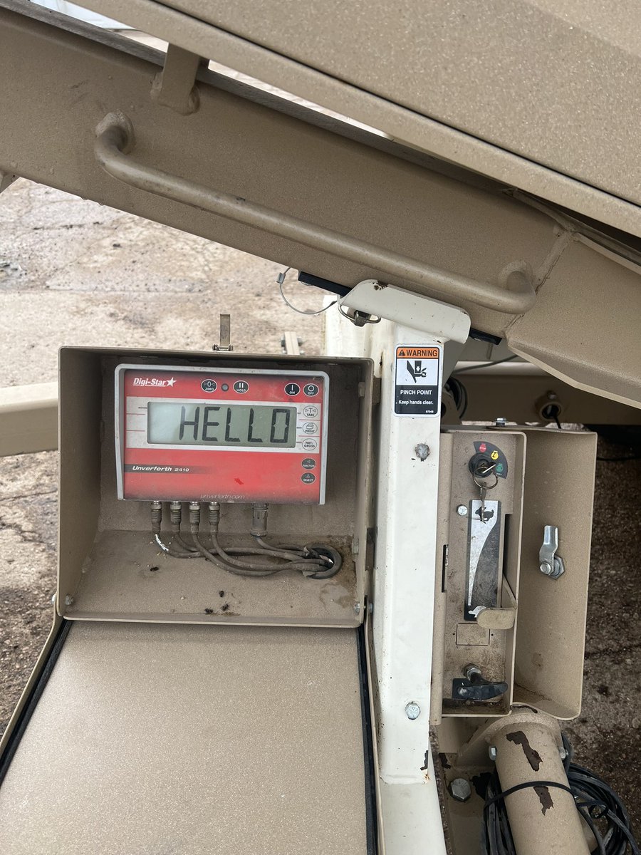 ryankumm10's tweet photo. Unverferth 2750 seed tender. Honda GX340 motor. Scale. Tarp blew off in wind storm last year so will need a new one. (Around $1000) Have handle and roller. $100 to the retweet that sells it. Asking $18,500 https://t.co/5GfZl8WV8m
