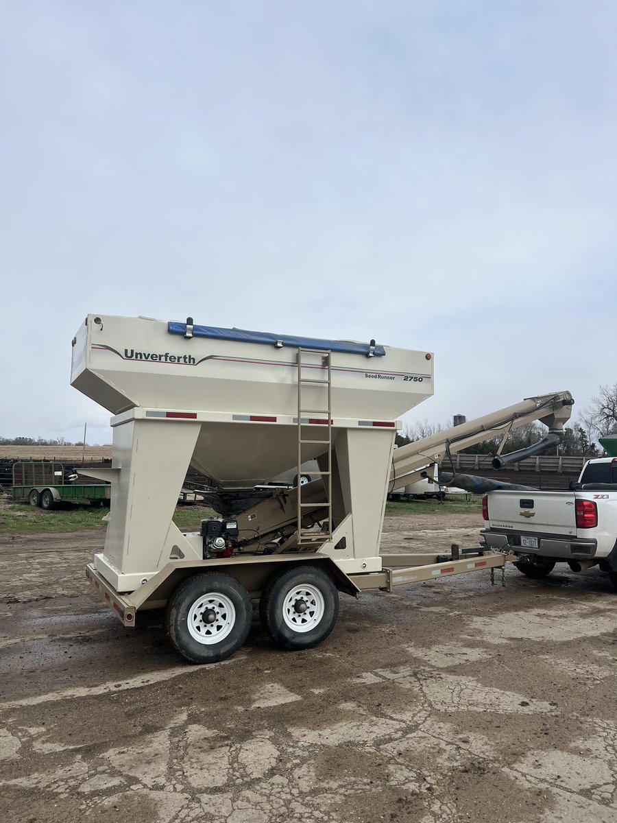 ryankumm10's tweet photo. Unverferth 2750 seed tender. Honda GX340 motor. Scale. Tarp blew off in wind storm last year so will need a new one. (Around $1000) Have handle and roller. $100 to the retweet that sells it. Asking $18,500 https://t.co/5GfZl8WV8m