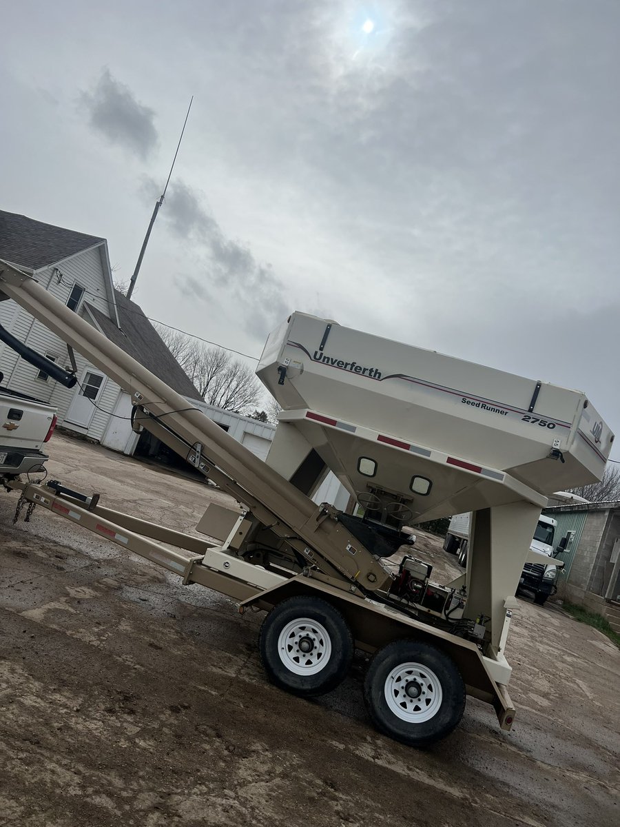 ryankumm10's tweet photo. Unverferth 2750 seed tender. Honda GX340 motor. Scale. Tarp blew off in wind storm last year so will need a new one. (Around $1000) Have handle and roller. $100 to the retweet that sells it. Asking $18,500 https://t.co/5GfZl8WV8m