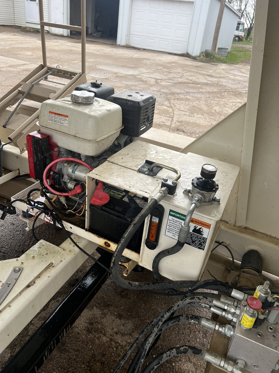 ryankumm10's tweet photo. Unverferth 2750 seed tender. Honda GX340 motor. Scale. Tarp blew off in wind storm last year so will need a new one. (Around $1000) Have handle and roller. $100 to the retweet that sells it. Asking $18,500 https://t.co/5GfZl8WV8m