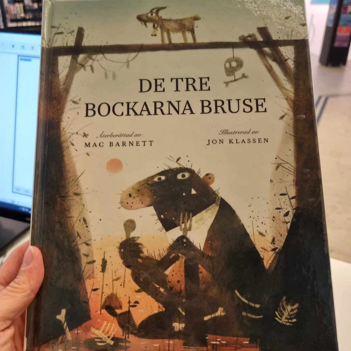 jennieelmen's tweet photo. De tre bockarna Bruse och denna gången är det trollet som berättar. Av Barnett och Klassen. Roligare än den vanliga sagan och fina illustrationer. #Boktips #Bilderböcker #BockarnaBruse https://t.co/fMNZGIoMZ3