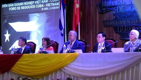 yusepp8's tweet photo. @Conavil_ECM Preside primer ministro Manuel Marrero foro de negocios entre Vietnam y #Cuba. #LatirAvileño https://t.co/wmPE9v9X0U
