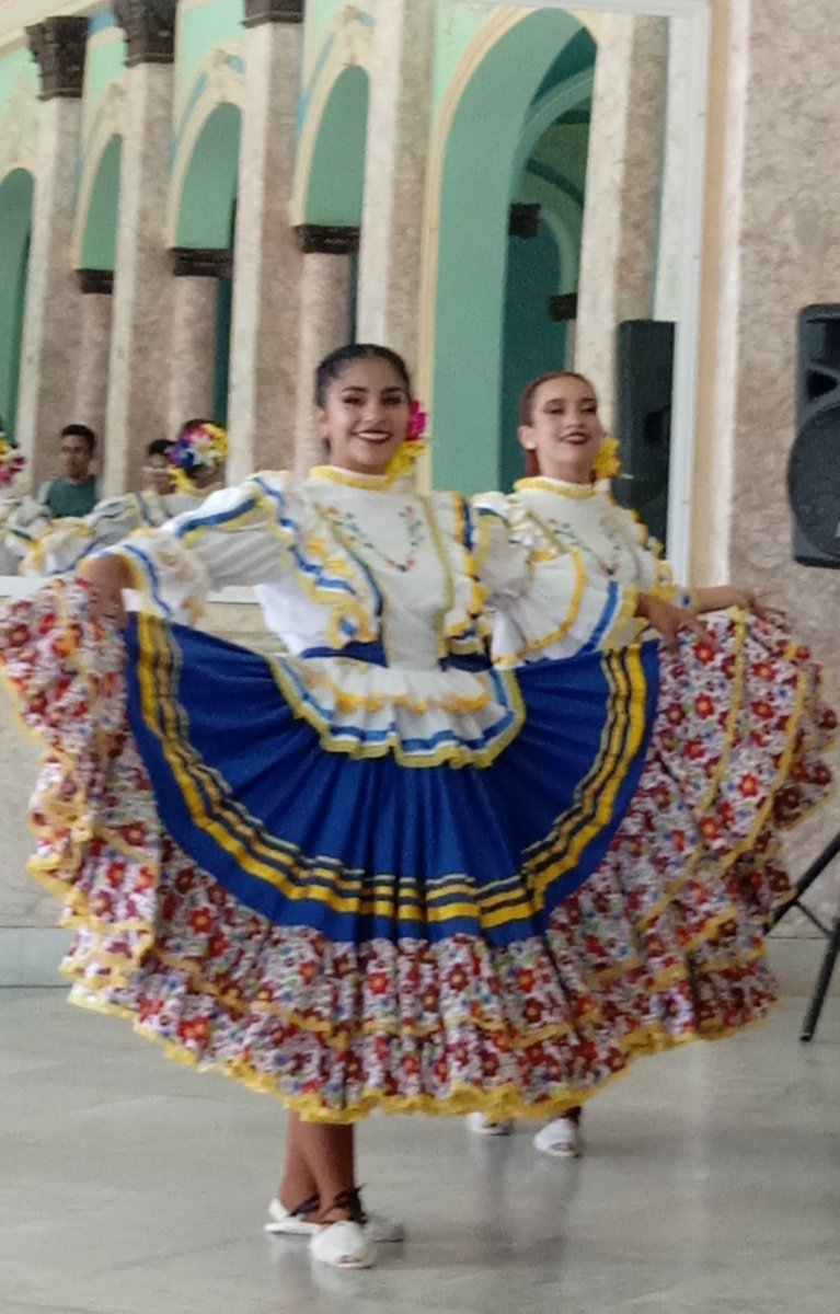 Derroche de alegría, energía y colores durante la presentación en Placetas de las agrupaciones danzarias de Sta Clara y Colombia participantes en un intercambio cultural bilateral.
