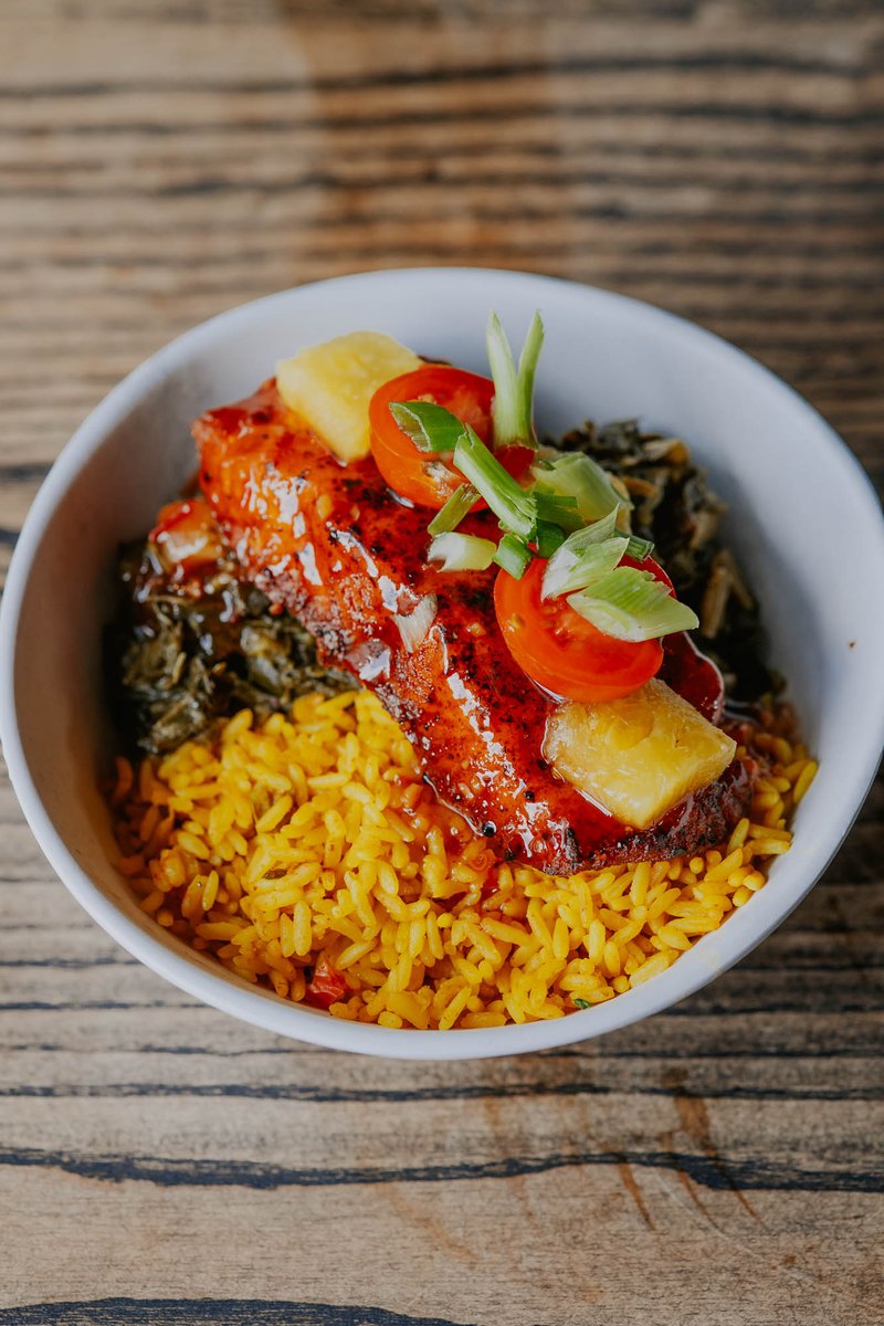 soulbowlmn's tweet photo. It's like a high-five for your mouth: So Fresh Salmon Bowl https://t.co/kC7tJpkGGS