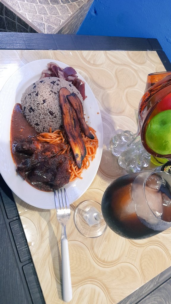 😍😍😍MIS ANTOJO DE HOY ARROZ 🍚CON COCO 🥥 Y POROTOS NEGROS ALITAS GUISADAS SPAGUETTIS 🍝 ENSALADA DE REMOLACHA CON CEBOLLA 🧅VINAGRE DE MANZANA🍎SAL PIMIENTA Y MIS TAJADAS🍌🍌 AY😈😈Y QUE MUERAN LAS LAZY🐩🐩🐩🐩🐩