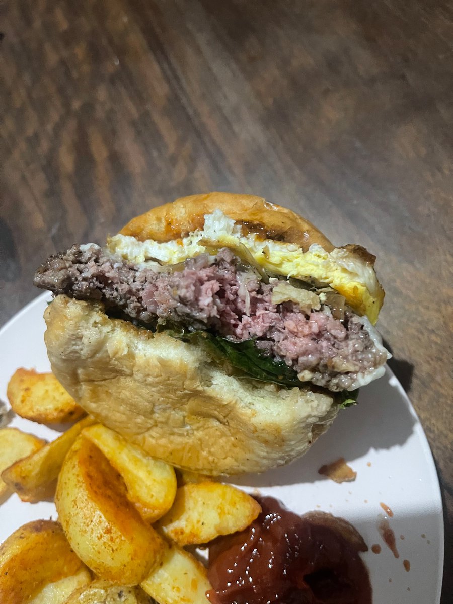 How do people eat their steak rare or medium rare? Had a burger which wasn’t well done and my tummy is here throwing a tantrum 😔no beuno for an Ngleshie Alata princess like me. It’s gonna be a long night 🤧😪