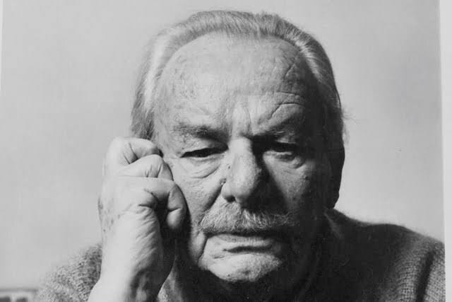 "Nefret ettiğin şu insanlardan daha baskın çıkmışsın kendine karşı. Onların yapamayacağı kötülüğü yapmışsın kendine. Sevginin kökünü kazımışsın içinde... 
Sade yalnızlığın için çalışmışsın, büyük duvarlar örmüşsün çevrene, ama sonra bir bakmışsın ki duvarların içinde kimse yok."