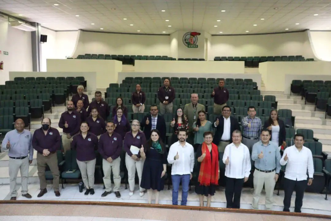 IMSSVERSUR1's tweet photo. 💚 La titular del #IMSSVeracruzSur, Dra. María Magdalena Chiquito Rivera, en compañía de la representación sindical, inauguró el curso #IdentidadIMSS ‘’Deja tu huella para transformar al IMSS’’, para el cuerpo de gobierno y secretarios seccionales del #SNTSS. https://t.co/oRHfoRaf6N