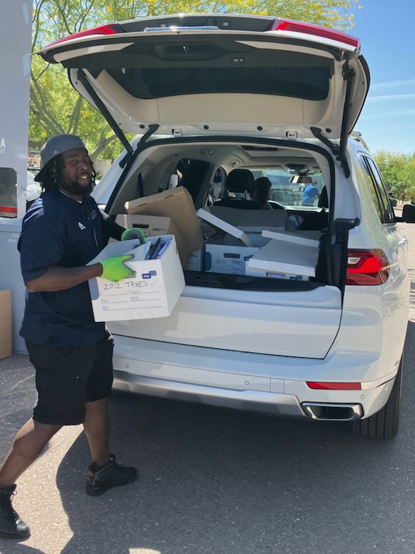 reaforladiesorg's tweet photo. Thank God for this tent ๐ The Shred-A-Thon went great this morning at WeServ Chandler with Anthony at Poindexter Movers and Delia at Guild Mortgage.
#volunteering #RealEstate #homesmartrealty https://t.co/73B8HPQhzj