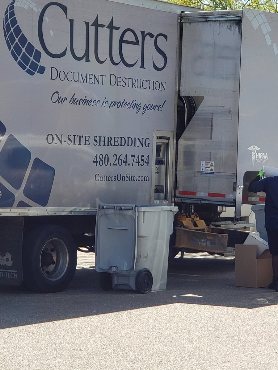 reaforladiesorg's tweet photo. Thank God for this tent ๐ The Shred-A-Thon went great this morning at WeServ Chandler with Anthony at Poindexter Movers and Delia at Guild Mortgage.
#volunteering #RealEstate #homesmartrealty https://t.co/73B8HPQhzj