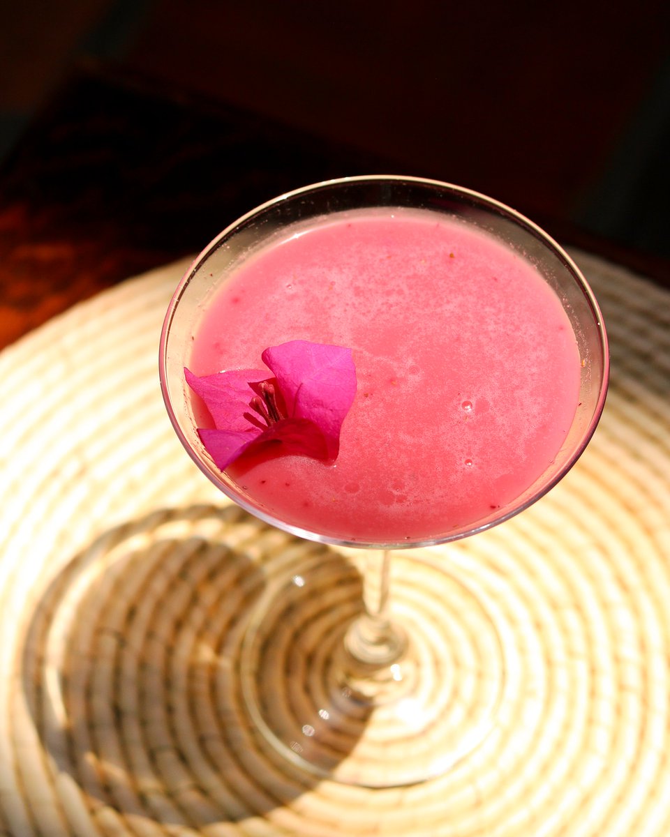 na_tlali's tweet image. Lo que la Primavera inspiró 🌺: 

¿Qué necesita disiparse para crear nuevo espacio? 

Reflexiones que se pueden beber y que saben a ron de coco con zarzamora, blueberry, ginebra &amp;amp; jarabe de romero.

📸 Sueño de Romero 🍸.

#mixology #mixologist #coctails #cocteles #FridayVibes