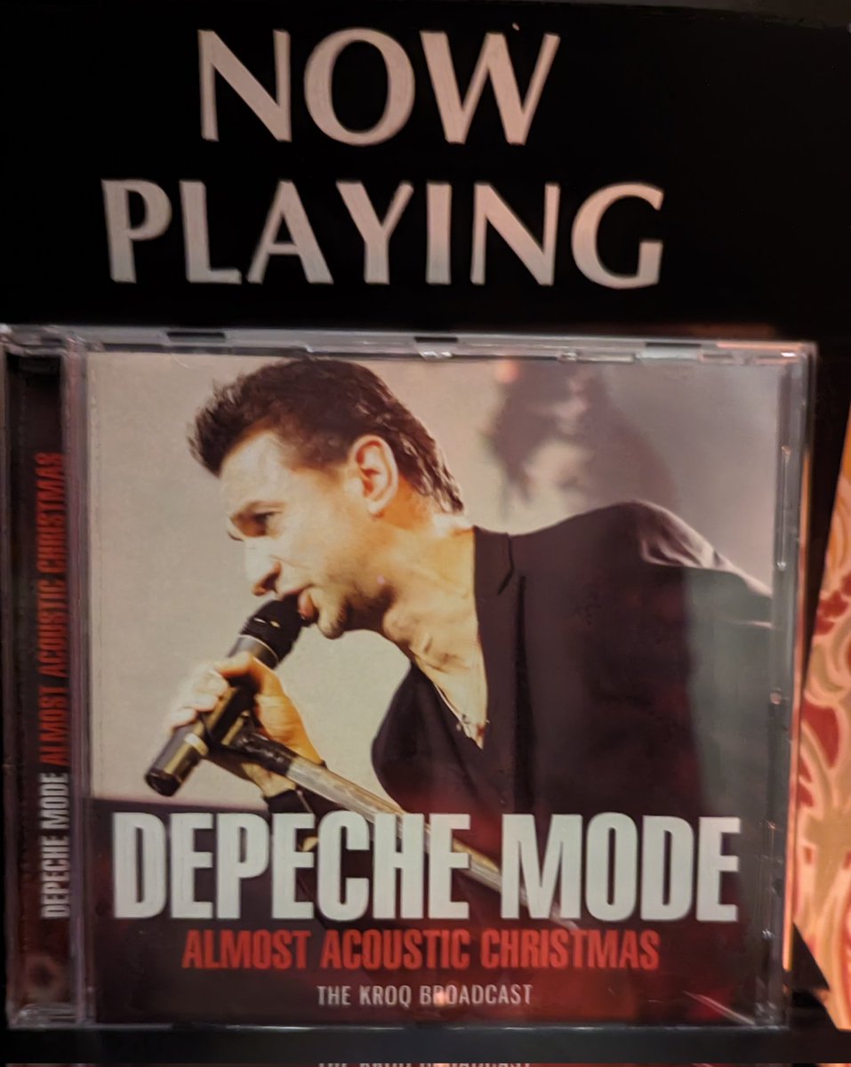 SimonFarrier1's tweet photo. #NowPlaying
#XmasInApril https://t.co/LtdwYsryQj
