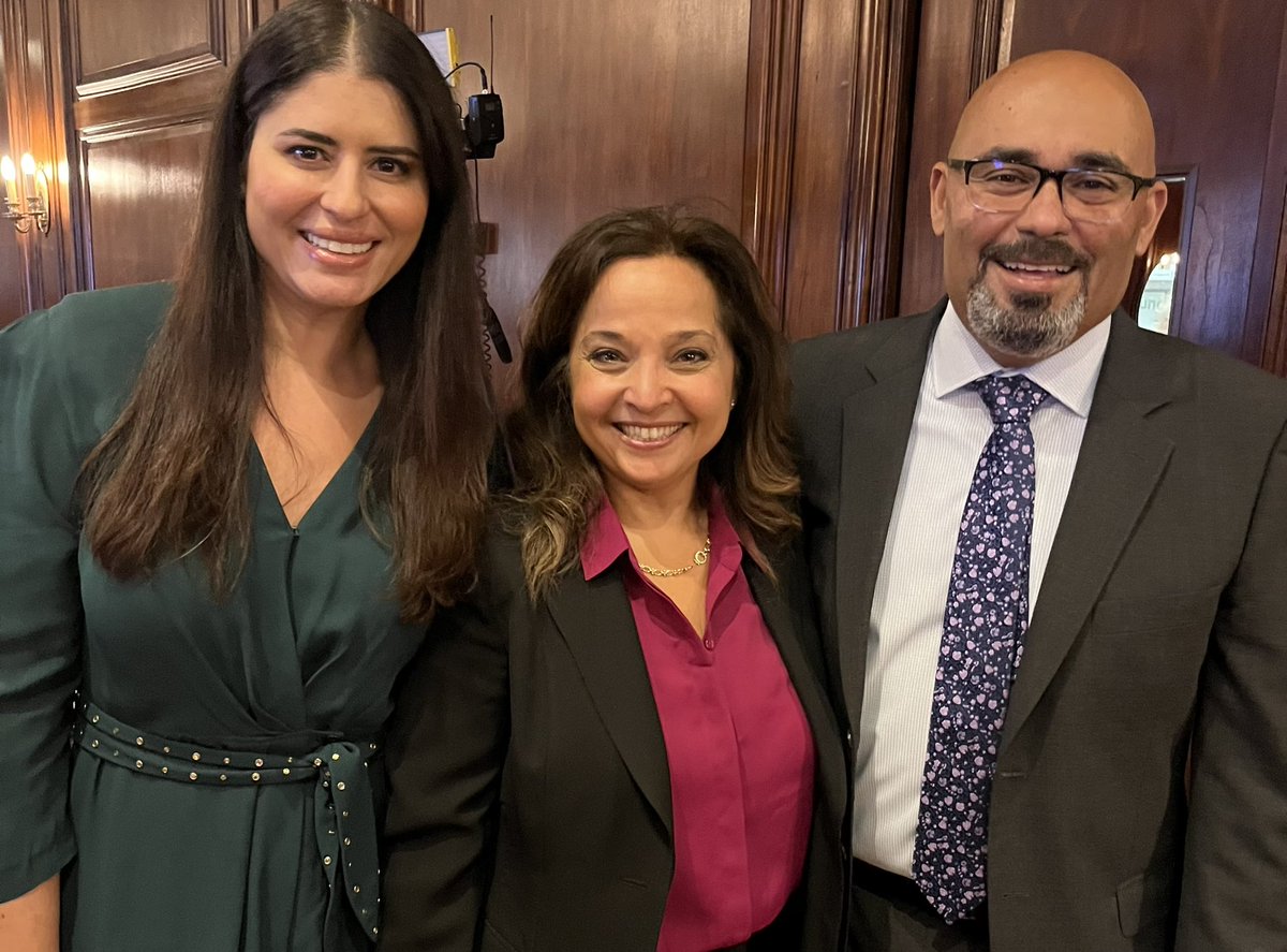 WandaSilvaTV's tweet photo. At the Annual Mujeres Destacadas luncheon- @eldiariony recognized the achievement of #Latinas in the tri-state area. 
A #woman alone has #power; collectively, we have an #impact. @univisionNY https://t.co/ZZjsNl4OIl
