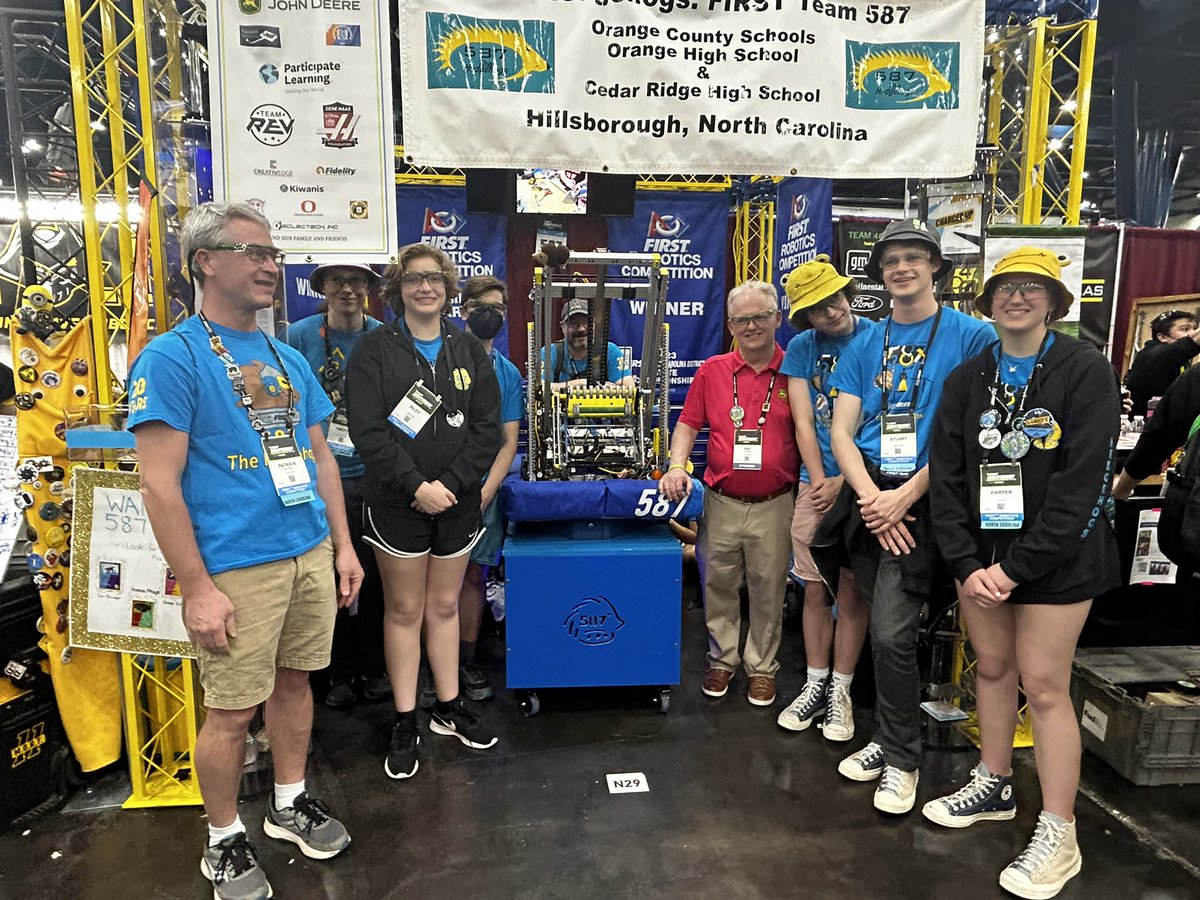 587Hedgehogs's tweet photo. Look who dropped by today to say hi @FIRSTweets Houston Championships. @PatrickOBarnes was in the House! It was a pleasure to thank @JohnDeere in person for our season. #jdinspires https://t.co/EqoVExIxdK