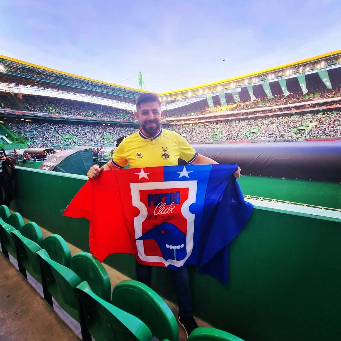 rodrigotroyner's tweet photo. Lisboa, 20/04/2023 - Quartas de final @EuropaLeague, Sporting 1x1 Juventus, e semPRe com o manto do @ParanaClube ❤️💙
#paranistaspelomundo #paranismo #paranaclube #prcpelomundo https://t.co/RlcKe8j0li