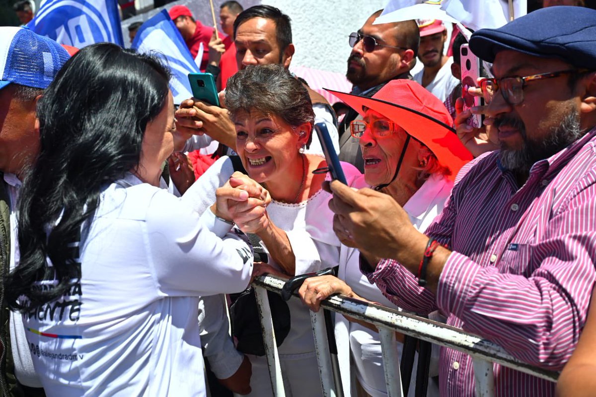 AlejandraDMV's tweet photo. ¡#Naucalpan es valiente! Gracias por este gran recibimiento, su apoyo refuerza mi convicción por este proyecto de unidad.
No les voy a fallar. ¡Que viva el Estado de México!

#VotALE #AleGobernadora https://t.co/aTekbL161Q