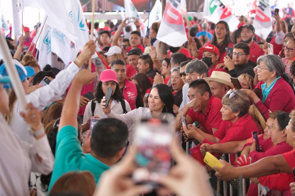 AlejandraDMV's tweet photo. ¡#Naucalpan es valiente! Gracias por este gran recibimiento, su apoyo refuerza mi convicción por este proyecto de unidad.
No les voy a fallar. ¡Que viva el Estado de México!

#VotALE #AleGobernadora https://t.co/aTekbL161Q