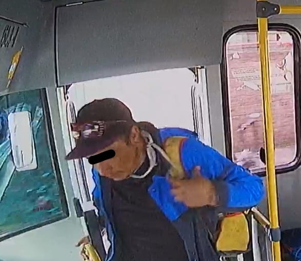 AltavozNot2358's tweet photo. #OJO | Detienen a sujeto que asaltaba un autobús de pasajeros en Paseo Matlazincas, esquina con Avenida de los Maestros, en la colonia Doctores, en #Toluca. El sujeto identificado como Edgar "N" usaba un arma hechiza para cometer el atraco. Fue detenido por policías de @TolucaGob https://t.co/4slPAXRLCV